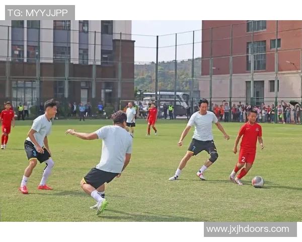 欧洲街头足球明星热情踢球展现技艺引发路人围观与欢呼