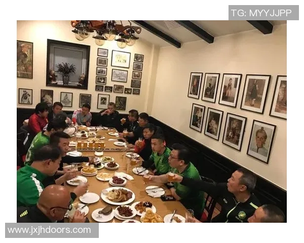 足球明星齐聚一堂合影留念展现团结与友谊的精彩瞬间